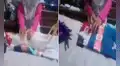 Niña arropa y abriga a su gallo como si fuera un bebé para que duerma en su cama
