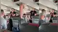 Joven sorprende al pedirle matrimonio a azafata en pleno vuelo