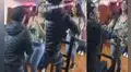 Hombre usa escalera durante una fiesta para bailar con una joven más alta que él