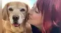 Mujer renuncia a su trabajo para cuidar a su perrita en sus últimos días de vida