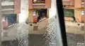 Joven da saltos para pasar por una calle inundada y usuarios lo comparan con Mario Bros