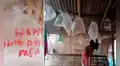 Niños utilizan bolsas de plástico como globos para usarlos como decoración del cumpleaños de su papá