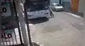 Chofer olvida poner freno a su autobús y comienza a perseguirlo al ver que se manejaba solo