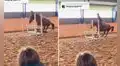 Joven intenta practicar un salto a caballo, pero un inesperado blooper lo arruina todo