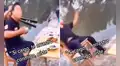 Jala del cabello a su amigo para evitar caerse, pero ambos terminan sumergidos en una laguna