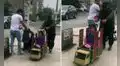 Abuelito empuja el coche de su nieta para que ella se divierta durante el paseo