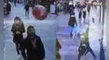 Joven trata de hacer un truco de fútbol con un globo, pero pasa vergonzoso momento