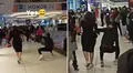 Joven camina como un simio para ‘avergonzar’ a su novia en el centro comercial