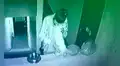 Joven sale de casa y se despide de su gatita bailando con ella una pegajosa bachata