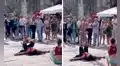 Perro realiza arriesgadas piruetas en show callejero junto a su dueño y emociona en redes