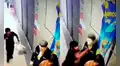 Joven en evidente estado de ebriedad protagoniza divertida pelea contra un maniquí