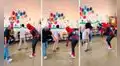 Profesora se viste como Spider-Man para enseñar a sus alumnos a bailar cumbia