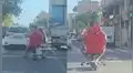 Joven fusiona patín eléctrico con silla de escritorio para crear su medio de transporte