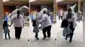 Madre e hija se asustan y tropiezan al ver el disfraz de un dinosaurio en tamaño real