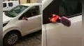 Auto se queda sin retrovisores laterales y dueña coloca un cepillo con espejo en su lugar