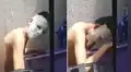 Estudiante hace máscara de yeso para un proyecto y se le queda pegada al rostro