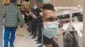 Hombre es aplaudido al ingresar a una tienda de ropa y su reacción se vuelve viral