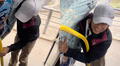 Peruano intenta subir su colchón al bus y le preguntan si lo botaron de su casa
