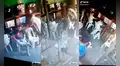 Joven piensa que está sentado en una silla gamer, intenta girar y termina en el piso