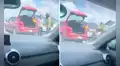 Conductor lanza a repartidor de comida desde un puente vehicular tras acalorada discusión