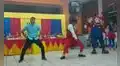 Payaso reta a bailar a un joven y este le roba el show mostrando los ‘pasos prohibidos’