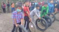 Piura: niños se divierten jugando Llanta Cross durante celebración de la Vírgen del Carmen