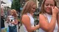 Joven que se gana la vida como cantante en la calle llora al recibir fuerte crítica