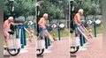 Adulto mayor se ejercita con sus perritos en el parque y sorprenden a transeúntes