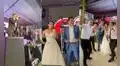 Recién casados festejan su boda a lo grande y contratan al Grupo 5 para que toque en su fiesta