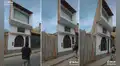 Hombre construye su casa de tres pisos, pero peculiar diseño deja en shock a miles en redes