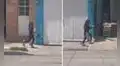 Captan a niña caminando con los tacos de una adulta en la calle y su equilibrio sorprende