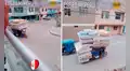 Joven sorprende a cibernautas al transportar más de una docena de colchones en mototaxi