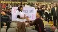 Hincha de Universitario de Deportes le propone matrimonio a su novia en el estadio Monumental