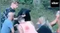 Oso salvaje se acerca a un grupo de jóvenes que realizaba pícnic y ellos le invitan un sándwich