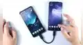 ¿Cómo cargar el teléfono de tu amigo con tu celular si se está quedando sin batería?