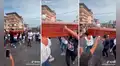 Cumplen último deseo de su amiga y la despiden haciendo bailar su ataúd como en un carnaval