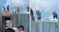Obreros se ponen a bailar al ritmo de una banda mientras techan una casa