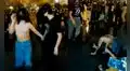 Pareja baila k-pop en la calle, se tiran al piso y, al levantarse, descubren su ropa manchada  
