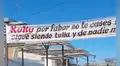 “Kuky, no te cases, por favor”: joven cuelga un cartel para impedir que su exnovio se comprometa