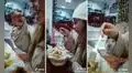 Joven esconde a su perro dentro de su casaca para cenar en restaurante sin que lo descubran