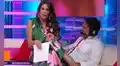 Rebeca Escribens pone en aprietos a su productor y se sienta en sus piernas en vivo