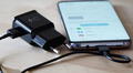 ¿Cómo saber si usas un cargador compatible con tu celular y qué le pasa a tu batería si no es así?
