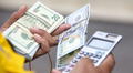 Precio del dólar inicia a la alza y se ubica en S/3,8673 este viernes 10 de febrero