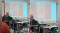 Maestro olvida apagar el proyector y muestra fotos de mujeres desnudas en plena clase