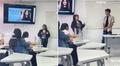 Alumno termina su exposición y culpa a su compañera por no ayudar en el trabajo: “No hizo nada”