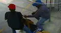 ¡Increíble! Delincuentes golpean a mujer frente a comisaría en Trujillo y le roban S/81.500