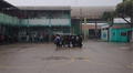 Escolares utilizan madera como paraguas para protegerse debido a lluvias en Piura