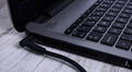 ¿Es bueno o malo dejar el cargador de la laptop conectado todo el tiempo?