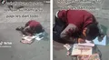 Niño vendedor de golosinas aprovecha alumbrado público para hacer sus tareas en plena calle