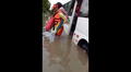 Piura: cargan en hombros a pasajeros de una combi que quedó atrapada en calle inundada